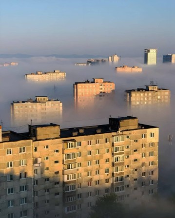 Vladivostok, Russia les HLM émergeaient de la mer de nuages