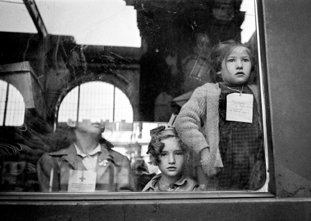 Werner Bischof. A Red Cross train transport children to Switzerland. Budapest, Hungary, 1947 Croix Rouge les enfants déplacés