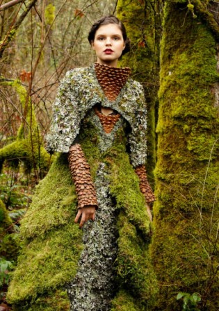 Woodland-inspired couture costume by Carly Jenkins of Killing Frost Farm. Photographed by Alex Brooks. Modeled by Berkeley Danysh une robe couleur de forêt
