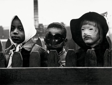 Yasuhiro Ishimoto. Chicago, Halloween, 1948-52 trois enfants avec masque