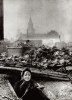 Yōsuke Yamahata, Nagasaki, 1945 guerre femme sortant des décombres avec le sourire