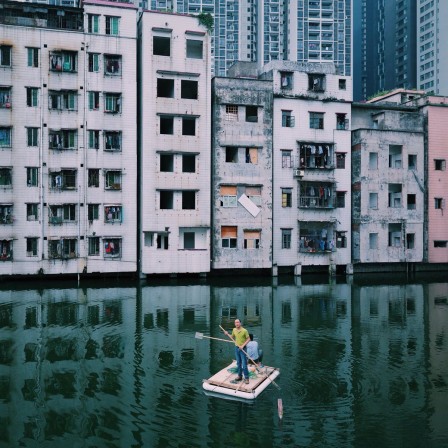 Yuyang Liu - Two men fish in a pond in Xian Village, in the city center of Guangzhou, China poisson pêcheurs de Chine