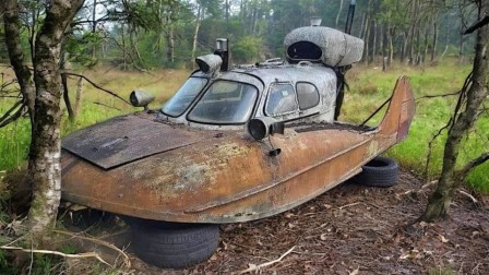 an abandoned experimental watercraft from the late 1950s or 1960s science fiction extra terrestres les vaisseaux de la forêt