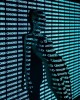 une femme nue le dos au mur sur laquelle sont projetés des centaines de &amp;quot;censored"