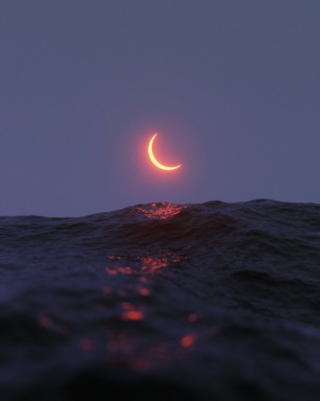 croissant de lune sur la mer