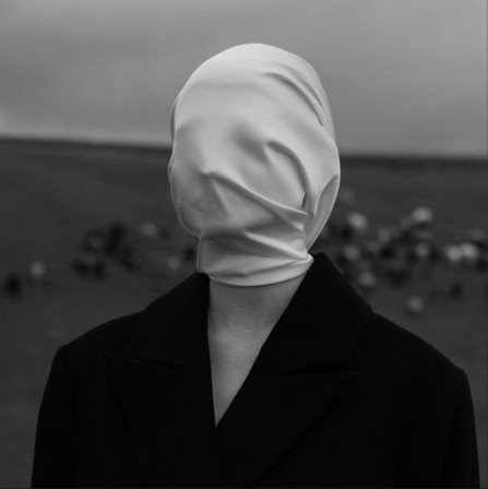 femme voilée de blanc anonymat et port du voile les témoins anonymes