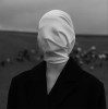 femme voilée de blanc anonymat et port du voile les témoins anonymes