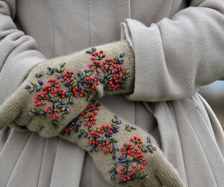 gants de laine brodés de fleurs.jpg, févr. 2024