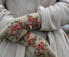 gants de laine brodés de fleurs.jpg, févr. 2024