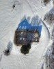 ombre d'une ruine dans la neige c'est une maison bleue accrochée à ma mémoire