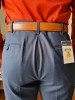 les plis curieux sur la face arrière d'un pantalon neuf Travel Smart