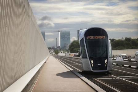 photomontage surréaliste de René Roeser Cop les solutions innovantes aux enjeux climatiques mobilité d'avenir pour aller à l'école le tramway individuel