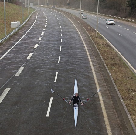 photomontage surréaliste de René Roeser ciruclation douce la voie réservée aux kayaks sur autoroute