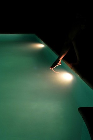 piscine un pied surgit de la nuit