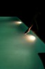piscine un pied surgit de la nuit