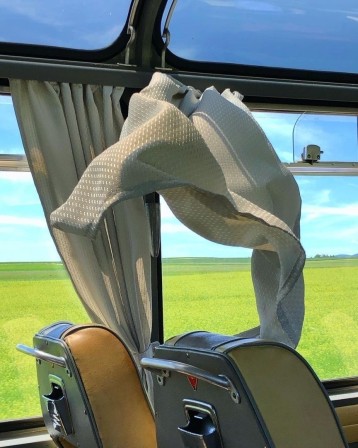 rideau de car fantôme animé par le vent longtemps longtemps après que les passagers sont descendus leur esprit reste encore dans les bus