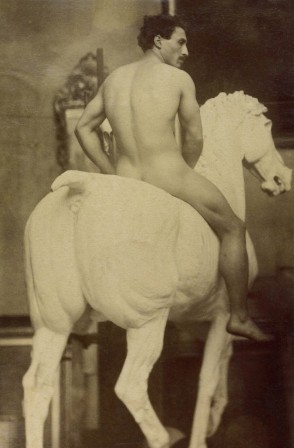 sculpture une statue représentant un cheval et son cavalier s'appelle une statue équestre