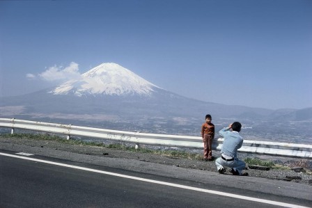 taishou-kun Elliott Erwitt Mount Fuji Japan 1977  on allait au bord de l'autoroute avec mon père le mont Fuji mon père.jpg, févr. 2024