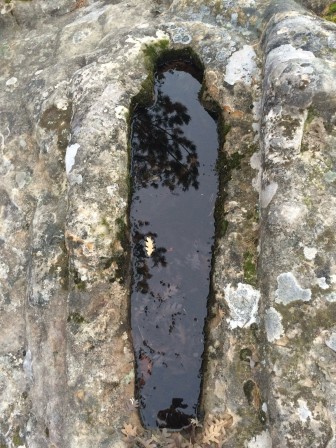 tombe anthropomorphe tombe liquide dans la pierre