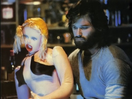 une scène coupée de The Thing (1982) de John Carpenter, avec Kurt Russell (dans le rôle de R.J. MacReady) aux côtés d'une poupée gonflable