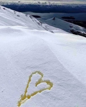 en montagne un coeur dessiné sur la neige vierge avec de l'urine