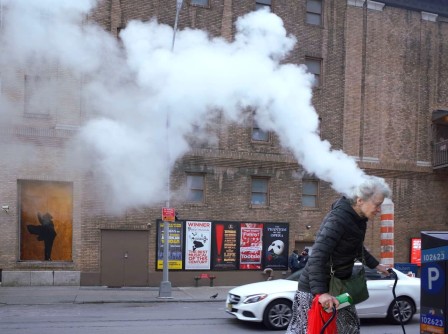 vieille femme dont les cheveux semblent fumer Anthimos Ntagkas les nuages de la pensée les idées fumeuses