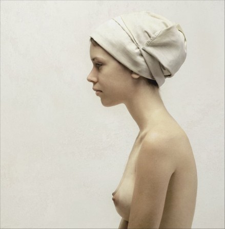 portrait d'une jeune femme de profil, torse nu, portant un fichu